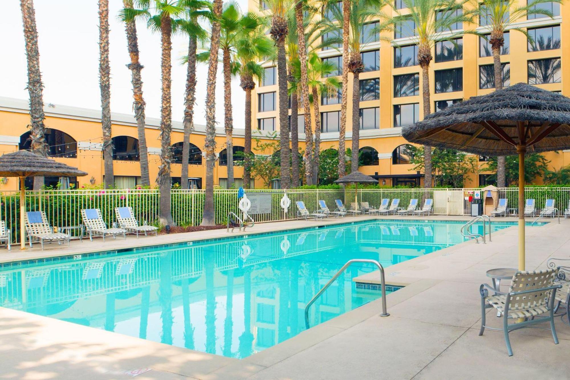 Delta Hotels by Marriott Anaheim Garden Grove Exterior foto